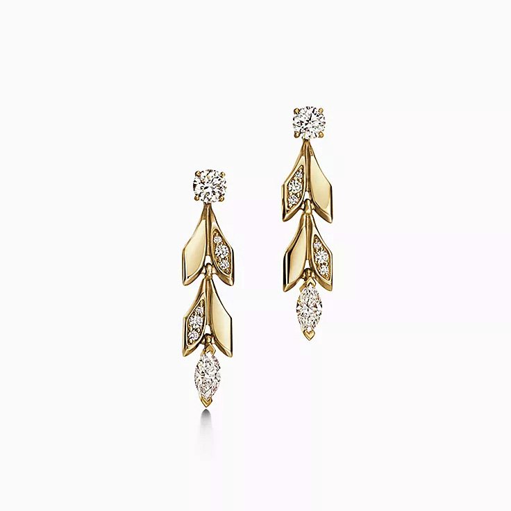 Tiffany's golden wheat ear earrings exude a high-end golden color